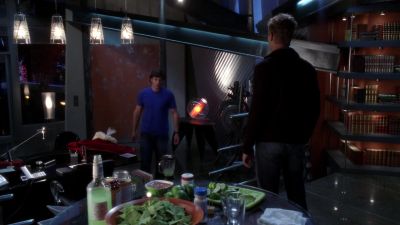 You think she suspects anything? - Smallville
