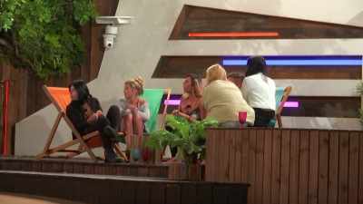 ‐You twats.
‐(WOMAN GASPS) - Love Island
