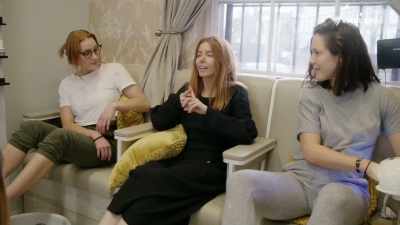 You two so clearly
have a connection. - Stacey Dooley Sleeps Over