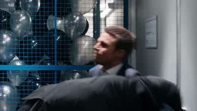 You two cover the elevator. - Arrow
