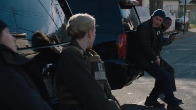 You two cover.
We'll take the back. - FBI: Most Wanted