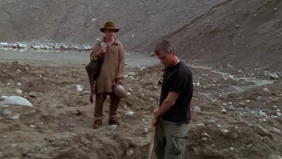 You, uh...missed evening meal.
I brought you something. - Stargate SG-1