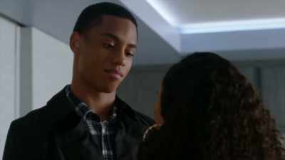 - You wanna drop by?
- Beach house? - Famous in Love