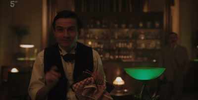 You wanna see? - Agatha and the Midnight Murders