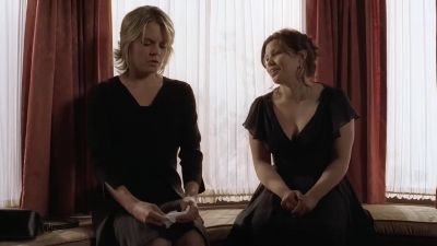 - You work here?
- No, my husband does. I'm helping out. - Six Feet Under