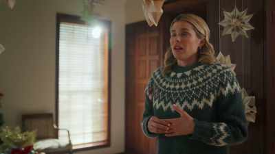 - You?
- Yeah, great. Same. - Designing Christmas with You