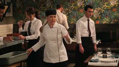 You'll mainly be delivering bread,
clearing dishes, - No Good Nick