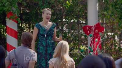 Your attention, please.
Thank you, thank you. - A Christmas in Royal Fashion
