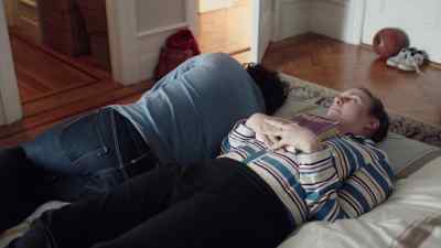 Your bed smells like snacks. - Girls