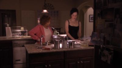 - Your butter don't look right.
- It's sage. - Weeds