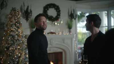 Your champagne's up there. - The Holiday Exchange