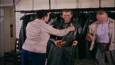 - Your check, sir.
- Oh, thank you. - Niagara