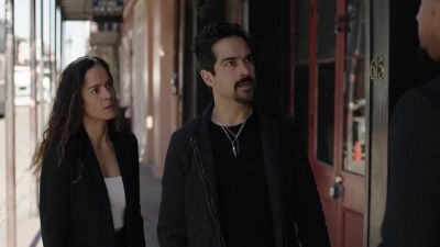 Your friend has
to wait outside. - Queen of the South