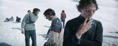 -Your girlfriend Margarita's here, Álvaro.
-In a bikini! - Society of the Snow