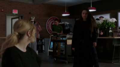 ♪ Your love is energy ♪ - Pretty Little Liars: The Perfectionists