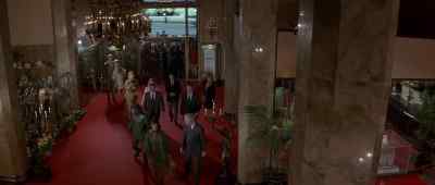 - Your luggage, ma'am?
- Of course, it's mine! - Escape from the Planet of the Apes
