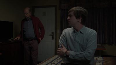 Your mom called. - The Good Doctor