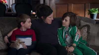 Your mom can do anything.
She's supermom. (CHUCKLES) - WandaVision