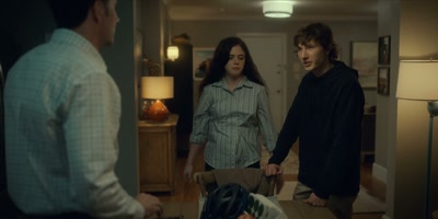 -Your mom doesn't know.
-We have to tell her. It's not fair. - Accused
