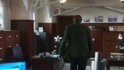 Your voicemail doesn't seem
to be working, so I -- - Beyond Paradise