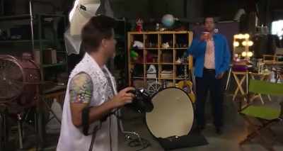 - You're a performer. I don't do that.
- Come on, Sandy. - Sandy Wexler