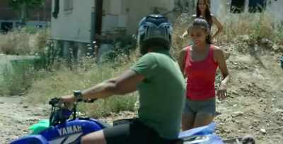 - You're crazy, you'll kill yourself!
- It's fine! - Carmen & Lola