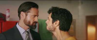 -You're dying to take my place.
-Hold it! Hold it! - The Footballest