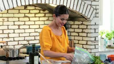 - You're going to cut them into little rings, - Selena + Chef