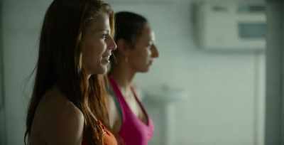 You're gonna teach me
how to swim here? - Carmen & Lola