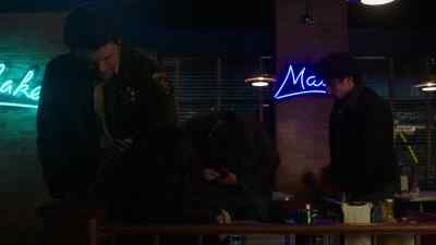 You're hurting him. - Roswell, New Mexico