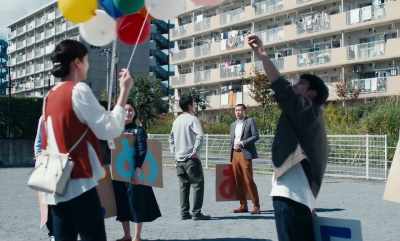- You're late! - I'm sorry! everything? - Yes, nothing is missing. - Love Life
