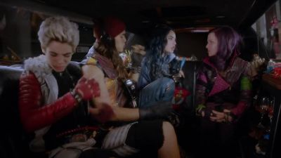         YOU'RE LOOKING
        A LITTLE WASHED OUT. - Descendants