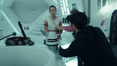 You're looking down at the blade,
frame that with her, - The Skywalker Legacy