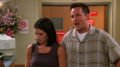 You're not wearing one. - Friends