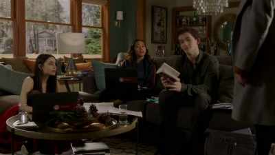 - You've got a big house.
- And class is really hard. - Pretty Little Liars: The Perfectionists