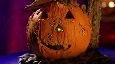 You've got lights inside.
It's actually glowing. - Halloween Cookie Challenge