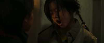 Yu-jin, I'm buttoning you up. Stand up straight! - Peninsula