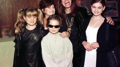 - Yup.
- [Ozzy] What's a ufologist? - The Osbournes Want to Believe