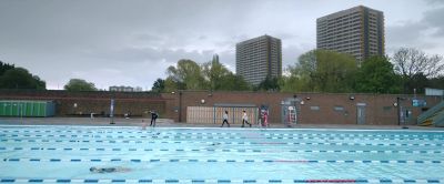 Yusra, he's training. - The Swimmers