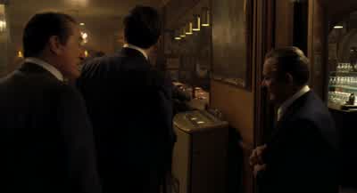 يوجد أشخاص أقوياء كثيرون هنا. - The Irishman