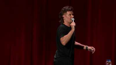 Z Nicholase se ale velmi rychle
stal Američan. - Theo Von: Regular People