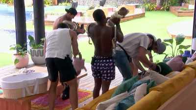 >> ZAC DROPPED THE BABY ON HER
HEAD. - Love Island