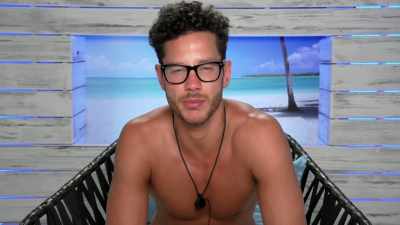 Zara said she
doesn't want him spooning her - Love Island