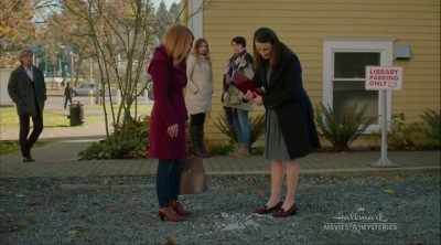 Ze moeten nog onderzoek doen. - Aurora Teagarden Mysteries: A Game of Cat and Mouse