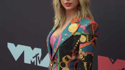 [Zing] It's turning this
contractual boardroom fight - Taylor Swift vs Scooter Braun: Bad Blood