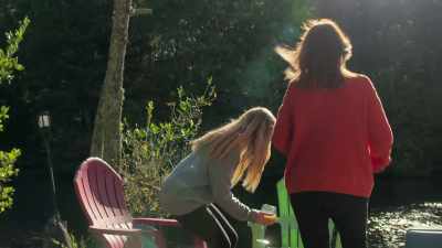 -[Zoë] Come on, girlfriend.
-[Pam] Know there used to be a tree there? - The Later Daters
