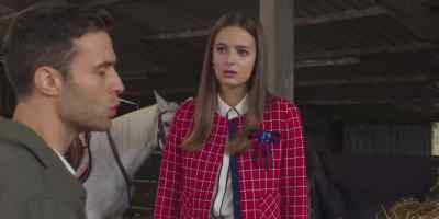-Zoe's on her way.
-And Jade? - Free Rein