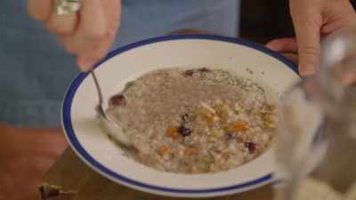 [Zooey] In the US average life
expectancy is about 76. - What Am I Eating? With Zooey Deschanel