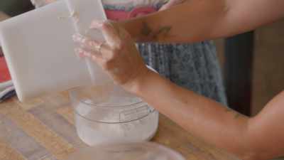 - [Zooey] Okay. Okay.
- This is Cairnspring's Flour, - What Am I Eating? With Zooey Deschanel