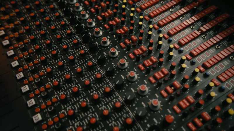 100 tracks, Neve console, microphones